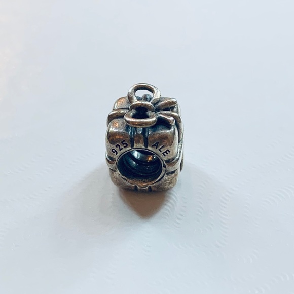 PANDORA Present/Gift Charm - Picture 2 of 3